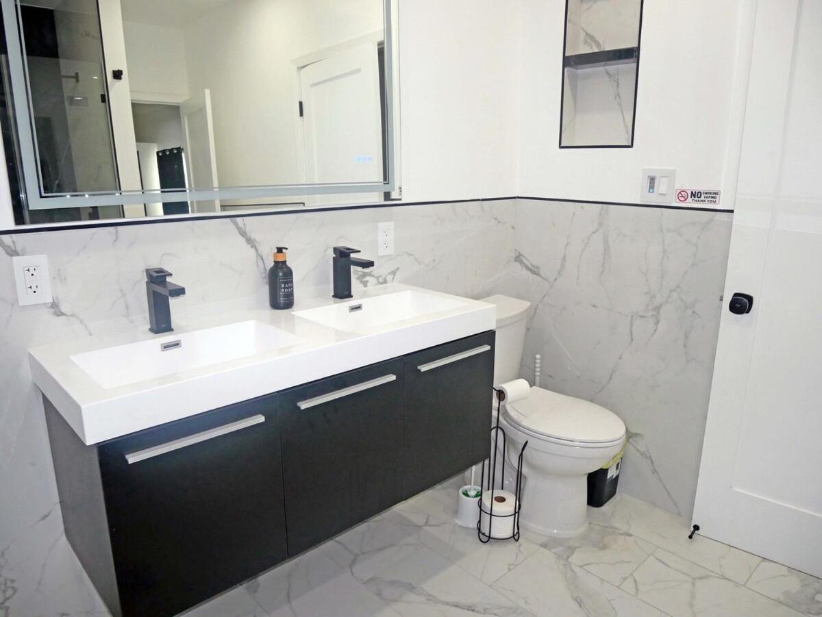 Villa Charming West Adams Retreat! *
